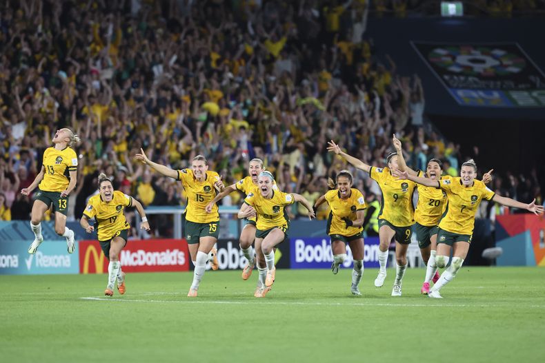 Las jugadoras australianas celebran la victoria ante Francia en los cuartos de final de la Copa Mundial femenina el sábado 12 de agosto del 2023. (AP Foto/Tertius Pickard)