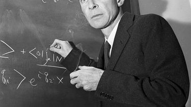 ARCHIVO - El Dr. J. Robert Oppenheimer, creador de la bomba atómica, en su estudio del Instituto de Estudios Avanzados el 15 de diciembre de 1957, en Princeton, Nueva Jersey. (AP Foto/John Rooney, Archivo)