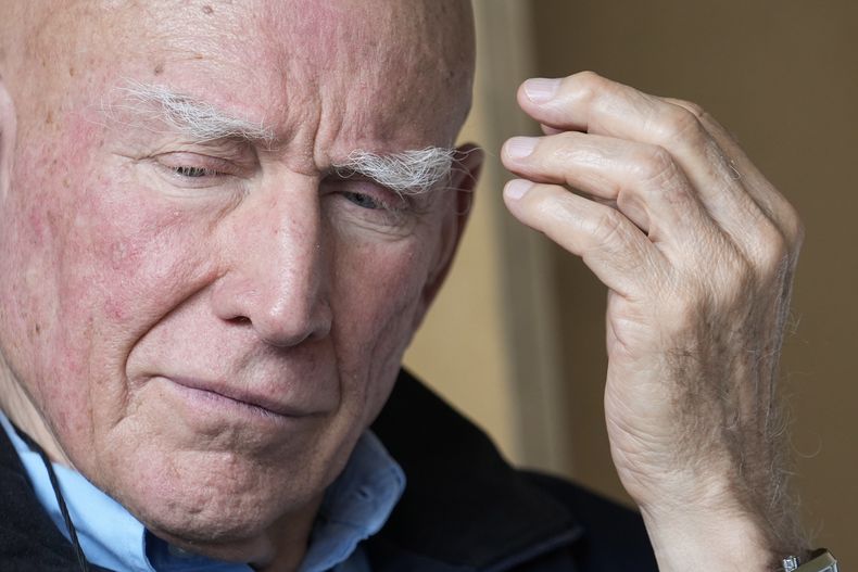 ARCHIVO – El fotógrafo brasileño Sebastiao Salgado asiste a una conferencia de prensa para revelar su muestra “Amazonía”, en Milán, Italia, el 11 de mayo de 2023. Salgado, conocido por sus proyectos a largo plazo e imágenes de la naturaleza y la humanidad, falleció a los 81 años, confirmó el Instituto Terra el viernes 23 de mayo de 2025. (AP Foto/Luca Bruno, Archivo)