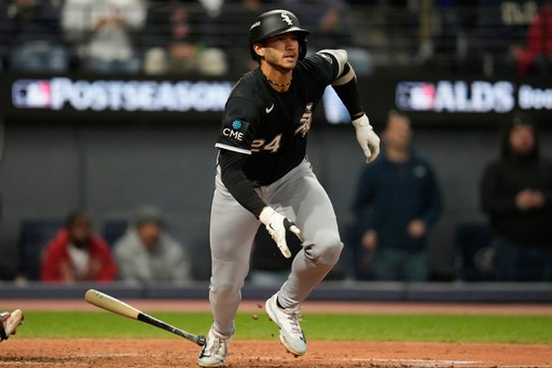Braden Montgomery (24), de los Medias Blancas de Chicago, observa su doble productor de dos carreras durante la sexta entrada del Juego 2 de la Serie Divisional de la Liga Americana ante los Guardianes de Cleveland, el lunes 5 de octubre de 2026, en Cleveland. (AP Foto/Sue Ogrocki)
