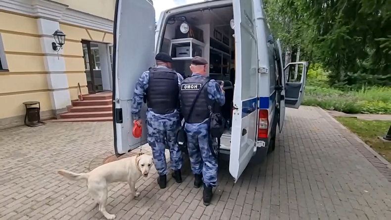 En esta imagen tomada de un video proporcionado por el Servicio Federal de la Guardia Nacional de Rusia el sábado 22 de julio de 2023, un miembro de la Guardia Nacional trabaja cerca de una vivienda donde las fuerzas especiales mataron a un hombre armado que se negó a entregarse, en la región de Istra, a unos 45 kilómetros (menos de 30 millas) de Moscú. (National Guard Troops Federal Service of the Russian Federation via AP)