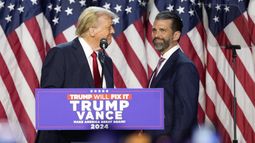 ARCHIVO - El candidato presidencial republicano, el expresidente Donald Trump, a la izquierda, mira a su hijo Donald Trump Jr. en una fiesta de observación de la noche electoral, el 6 de noviembre de 2024, en West Palm Beach, Florida. (AP foto/Alex Brandon, archivo)