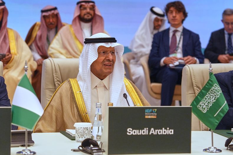 El ministro de Energía de Arabia Saudí, el príncipe Abdulaziz bin Salman encabeza a su delegación durante la 17ma Reunión MInisterial del Foro Internacional de Energía, el domingo 11 de octubre de 2026, en Riad, Arabia Saudí. (AP Foto/Baraa Anwer)