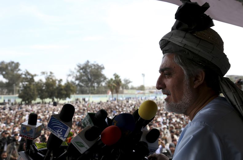 El candidato presidencial afgano Abdullah Abdullah en un mitin en Jalalabad, Afganist&aacute;n, el martes 18 de febrero del 2014. (Foto AP/Rahmat Gul)