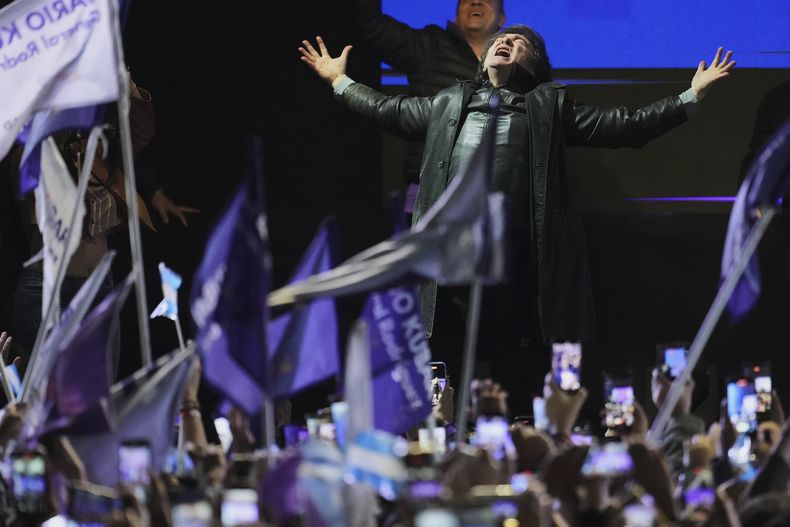 El presidente Javier Milei encabeza un mitin de campaña previo a las elecciones legislativas provinciales en Moreno, provincia de Buenos Aires, Argentina, el miércoles 3 de septiembre de 2025. (Foto AP/Natacha Pisarenko)