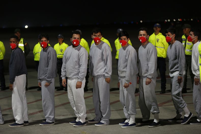 Migrantes venezolanos deportados de Estados Unidos llegan al Aeropuerto Internacional Simón Bolívar en Maiquetía, Venezuela, el jueves 20 de febrero de 2025. (AP Foto/Cristian Hernández)
