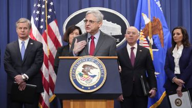 El secretario de Justicia Merrick Garland habla con los periodistas durante una rueda de prensa en el Departamento de Justicia, el miércoles 6 de diciembre de 2023, en Washington. (AP foto/Mark Schiefelbein)