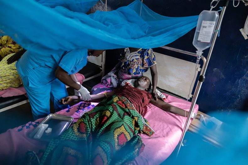 Una enfermera administra analgésicos a Amna Adam Hessen, cuyo bebé nació muerto en la víspera, en el hospital de distrito de Birao, en República Centroafricana, el 25 de marzo de 2026. (AP Foto/Caitlin Kelly)