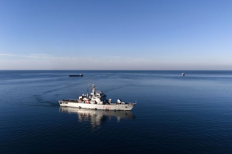 ARCHIVO - El barco de la Marina italiana Libra se acerca al puerto de Shengjin, en el noroeste de Albania, el 8 de noviembre de 2024. (AP Foto/Vlasov Sulaj, Archivo)