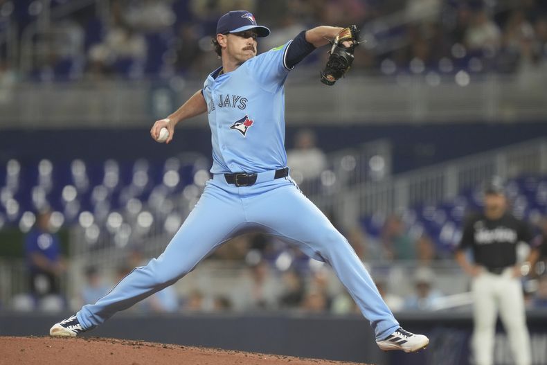 Shane Bieber, abridor de los Azulejos de Toronto, trabaja durante la primera entrada del juego de béisbol de Grandes Ligas contra los Marlins de Miami, el viernes 22 de agosto de 2025, en Miami. (AP Foto/Marta Lavandier)