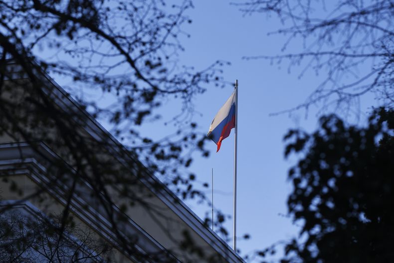 ARCHIVO - Una bandera rusa ondea en la Embajada de Rusia en Bucarest, Rumania, el miércoles 6 de abril de 2022. (AP Foto/Andreea Alexandru, archivo)