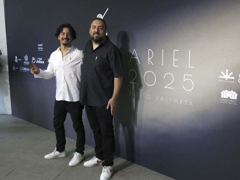 El director Pierre Saint Martin, izquierda, y el productor Víctor Leycegui de la película No nos moverán posan para una foto en la 67.ª edición del almuerzo de los nominados a los Premios Ariel de la Academia de Cine de México en la Ciudad de México, el miércoles 20 de agosto de 2025. (Foto AP/Berenice Bautista)