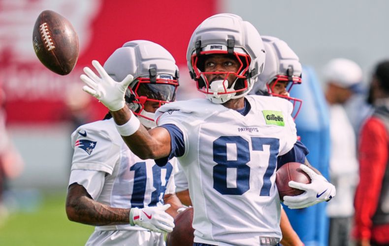 Romeo Doubs, receptor abierto de los Patriots de Nueva Inglaterra, atrapa un balón durente el entrenamiento del equipo, el miércoles 16 de septiembre de 2026, en Foxborough, Massachusetts. (AP Foto/Charles Krupa)
