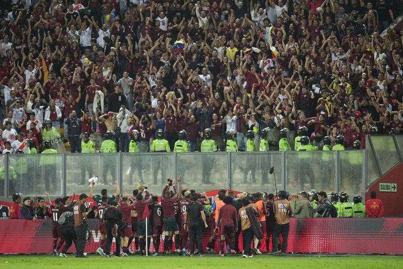 Los jugadores de Venezuela celebran tras el empate 1-1 contra Perú en las eliminatorias del Mundial 2026, el martes 21 de noviembre de 2023, en Lima. (AP Foto/Martín Mejía)
