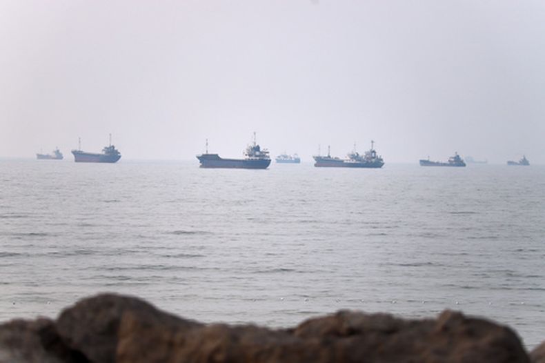 Buques comerciales, vistos en el estrecho de Ormuz desde la costa de Bandar Abbas, Irán, el 30 de junio de 2026. (Amirhosein Khorgooi/ISNA vía AP)