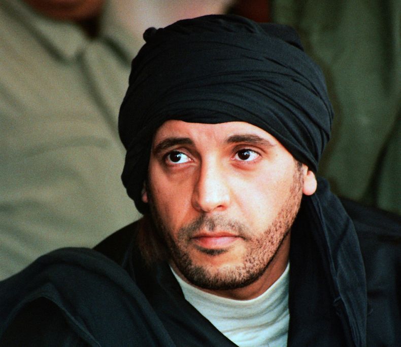 En esta imagen difundida el 25 de septiembre de 2011, Hannibal Gadafi, hijo del derrocado líder libio Muamar Gadafi, observa un ejercicio militar en Zliten, Libia. (AP Foto/Abdel Magid al-Fergany, Archivo)