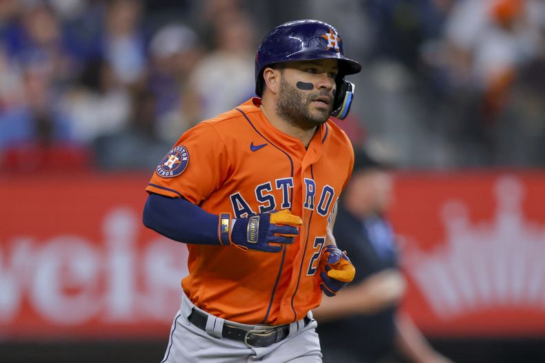 José Altuve, de los Astros de Houston, trota en su recorrido por las bases después de conectar un cuadrangular en la novena entrada en el juego de béisbol en contra de los Rangers de Texas, el domingo 2 de julio de 2023, en Arlington, Texas. Altuve pasó a la lista de lesionados de los Astros el jueves 6 de julio de 2023. (AP Foto/Gareth Patterson)