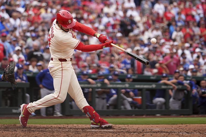 Nolan Arenado, de los Cardenales de San Luis, conecta un sencillo que deja tendidos en el campo a los Dodgers de Los Ángeles durante un juego de béisbol el sábado 7 de junio de 2025, en San Luis. (Foto AP/Jeff Roberson)