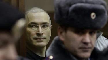 americateve | ARCHIVO- En imagen del jueves 30 de diciembre de 2010, el magnate Mijail Jodorkovsky, izquierda, mira detr&aacute;s de un vidrio en una sala de la corte en Mosc&uacute;, Rusia. El presidente ruso Vladimir Putin firm&oacute; el viernes 20 de diciembre de 2