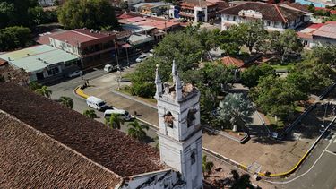 La torre de una iglesia vista el sábado 10 de octubre de 2026 tras quedar dañada por el terremoto que sacudió Villa de los Santos, Panamá. (AP Foto/Aris Mariota)