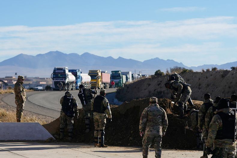 Soldados despejan barricadas instaladas por manifestantes en una autopista cerca de El Alto, Bolivia, el sábado 16 de mayo de 2026. (Foto AP/Juan Karita)