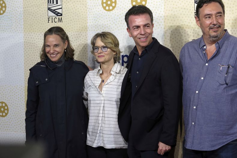 La actriz y directora estadounidense Jodie Foster, segunda de izquierda a derecha, posa con la directora general del Festival Internacional de Cine de Morelia, Daniela Michel, izquierda, el presidente del festival Alejandro Ramírez, segundo de derecha a izquierda, y el vicepresidente del festival Cuauhtémoc Cárdenas Batel, derecha, en la alfombra roja de una función especial de The Silence of the Lambs (El silencio de los inocentes) en el Festival Internacional de Cine de Morelia en Morelia, México, el miércoles 25 de octubre de 2023. (Foto AP/ Berenice Bautista)