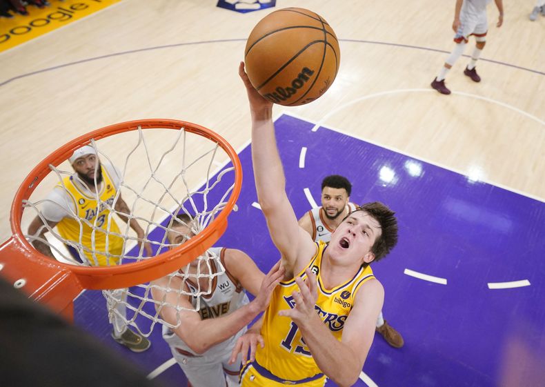 ARCHIVO - Foto del 22 de mayo del 2022, el base de los Lakers de Los Ángeles Austin Reaves salta a la canasta en el juego 4 de las Finales de la Conferencia Oeste ante los Nuggets de Denver. (AP Foto/Mark J. Terrill, Archivo)