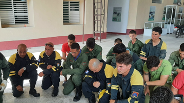 rescatistas cubanos hallan mas restos humanos en el lugar del incendio