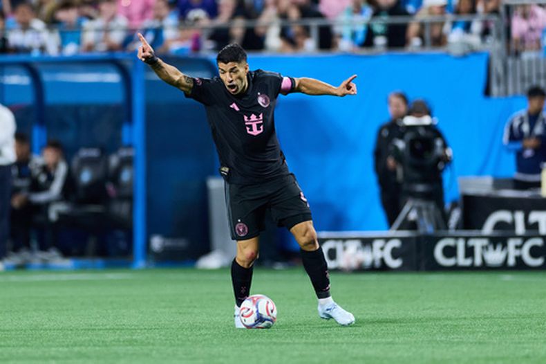 El uruguayo Luis Suárez se prepara para enviar un pase en el encuentro del sábado 14 de marzo de 2026, ante Charlotte, en la MLS (AP foto/Brian Westerholt)