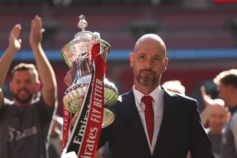 ARCHIVO - El entrenador del Manchester United, Erik ten Hag, celebra con el trofeo tras ganar el partido final de la Copa FA inglesa entre el Manchester City y el Manchester United en el estadio de Wembley en Londres, el 25 de mayo de 2024. (AP Foto/Ian Walton)