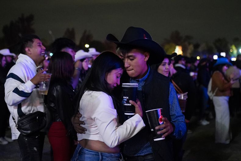 Una pareja baila en el festival Arre en la Ciudad de México el domingo 8 de septiembre de 2024. (Foto AP/Felix Marquez)