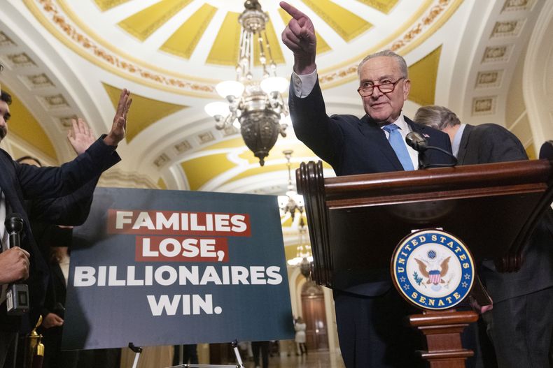 ARCHIVO - El líder de la minoría en el Senado, Chuck Schumer, de Nueva York, atiende a un periodista el 19 de febrero de 2025, tras un almuerzo político en el Capitolio en Washington. (AP foto/Jacquelyn Martin, archivo)