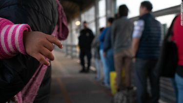 es frustrante: miles de migrantes esperan en mexico desesperados por respuestas de la administracion biden