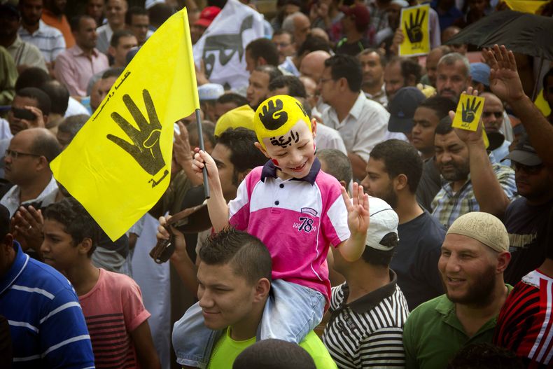 Imagen del 27 de septiembre de 2013 que muestra a un ni&ntilde;o durante una manifestaci&oacute;n de simpatizantes del derrocado presidente islamista Mohamed Morsi en el distrio de Maadi en El Cairo, Egipto. Una corte del sur del pa&iacute;s conden&oacute
