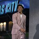 Bryce Young, quarterback de Alabama, sonríe tras ser reclutado por los Panthers de Carolina como la primera selección del draft, el jueves 27 de abril de 2023 (AP Foto/Jeff Roberson)