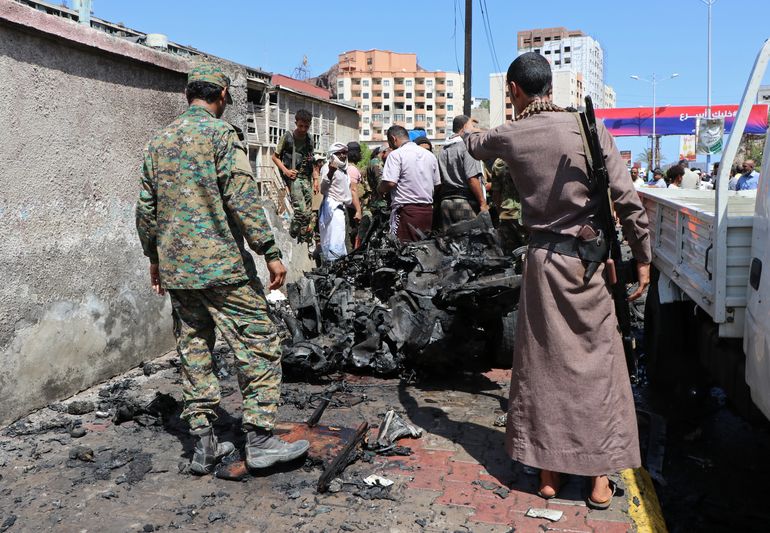 Seis muertos por bomba contra funcionarios en Yemen