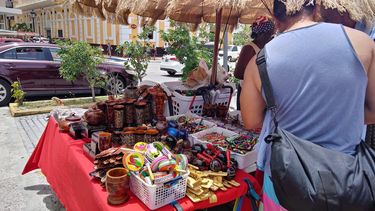 comerciantes en el viejo san juan botan chispa con los vendedores ambulantes
