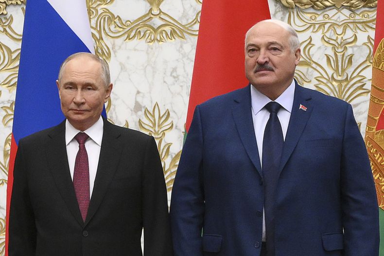 El presidente ruso Vladímir Putin, izquierda, y su homólogo bielorruso Alexander Lukashenko posan para una foto antes de una reunión en Minsk, Bielorrusia, el viernes 6 de diciembre de 2024. (Grigory Sysoyev, Sputnik, Kremlin Pool Photo via AP)