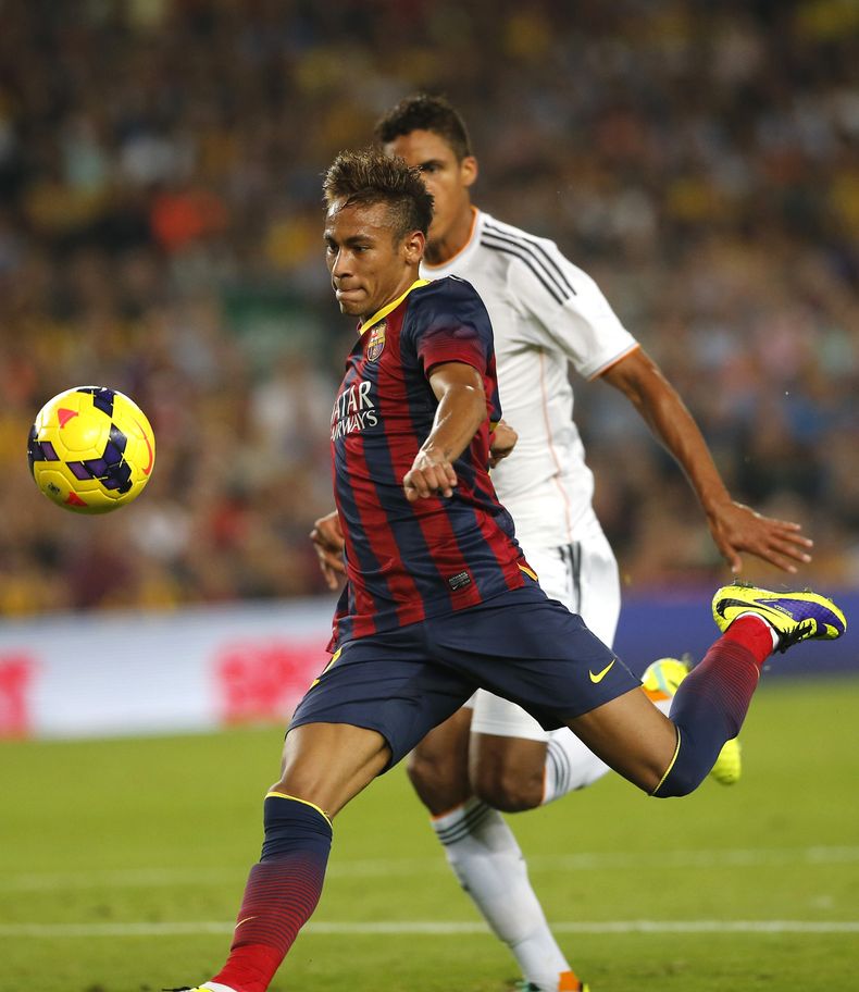 Neymar, de Barcelona, domina la pelota frente a Raphael Varane, de Real Madrid, durante el cl&aacute;sico espa&ntilde;ol en Barcelona el 26 de octubre del 2013 (AP Foto/Emilio Morenatti)