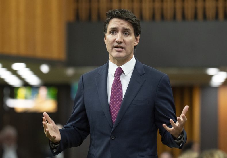 El primer ministro canadiense, Justin Trudeau, se levanta durante el Periodo de Preguntas en Ottawa, el martes 22 de octubre de 2024. (Adrian Wyld/The Canadian Press vía AP)