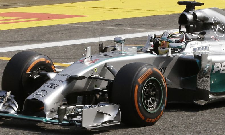 El piloto de Mercedes, Lewis Hamilton, festeja tras ganar el GP de Italia de la F&oacute;rmula Uno el domingo, 7 de septiembre de 2014, en Monza, Italia. (AP Photo/Antonio Calanni)