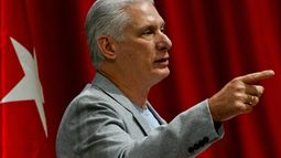 El presidente cubano Miguel Díaz-Canel pronuncia un discurso de bienvenida a los participantes de la caravana Nuestra América Convoy a Cuba en el Palacio de Convenciones, el viernes 20 de marzo de 2026, en La Habana, Cuba. (Adalberto Roque/Foto compartida vía AP)