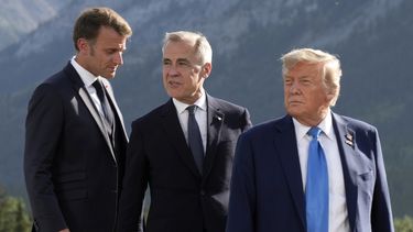 ARCHIVO - De izquierda a derecha: el presidente francés Emmanuel Macron, el primer ministro canadiense Mark Carney y el presidente estadounidense Donald Trump llegan para una fotografía durante la cumbre del G7 en Kananaskis, Canadá, el 16 de junio de 2025. (Adrian Wyld/The Canadian Press vía AP, archivo)