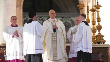 El papa León XIV preside una misa con participantes en el Jubileo del Mundo Educativo durante la Solemnidad de Todos los Santos, en la plaza de San Pedro del Vaticano, el sábado 1 de noviembre de 2025. (AP Foto/Andrew Medichini)