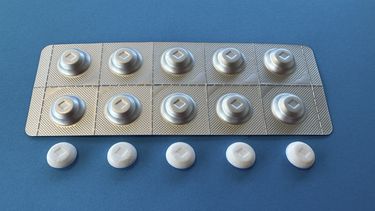 Foto difundida por Catalent que muestra las píldoras de LSD de Catalent-MindMed. (Catalent via AP)