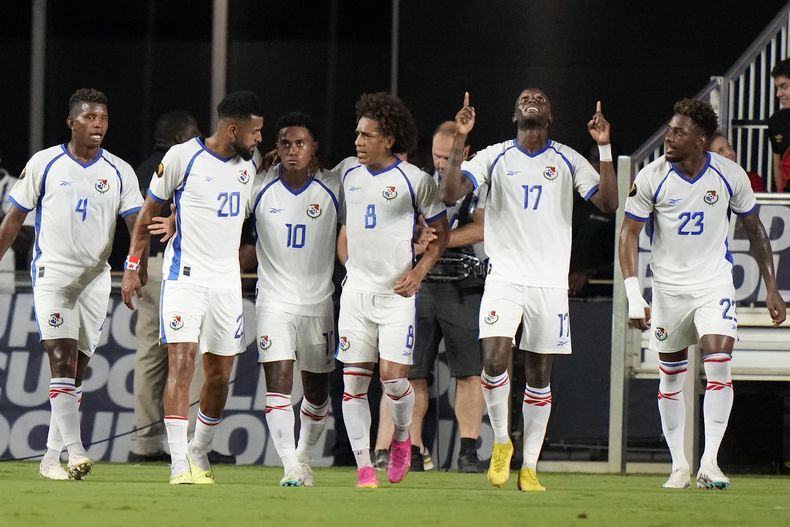 José Fajardo (17) celebra tras anotar un gol para Panamá en el partido contra Costa Rica por la Copa de Oro, el lunes 26 de junio de 2023, en Fort Lauderdale, Florida. (AP Foto/Lynne Sladky)