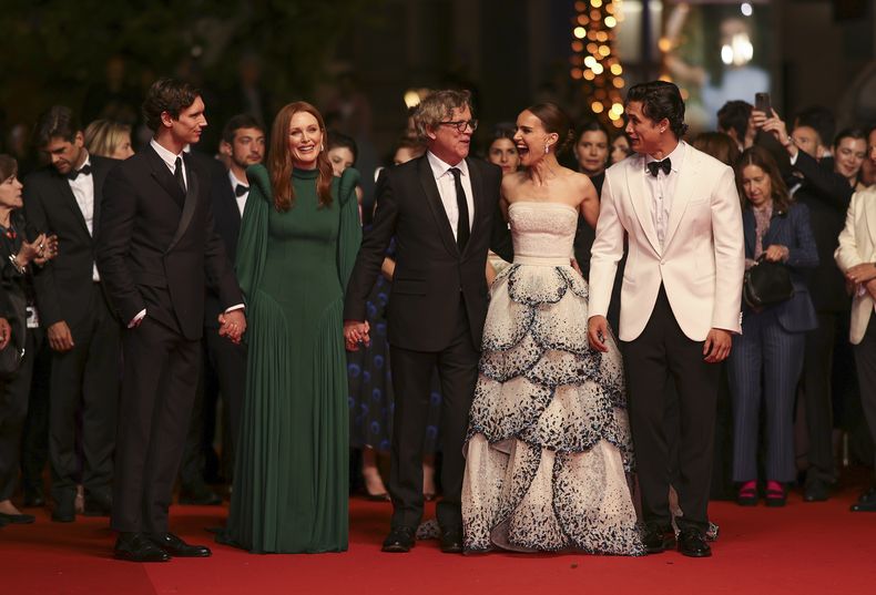 Cory Michael Smith, de izquierda a derecha, Julianne Moore, el director Todd Haynes, Natalie Portman y Charles Melton posan para los fotógrafos a su llegada al estreno de la película May December en la 76a edición del festival internacional de cine de Cannes, en el sur de Francia, el sábado 20 de mayo de 2023. (Foto Vianney Le Caer/Invision/AP)