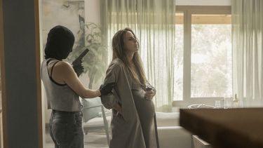 Esta imagen difundida por ViX muestra a Daniela Schmidt, a la izquierda, y Kate del Castillo en una escena de la película Instintos. (Esteban Novillo/ViX via AP)