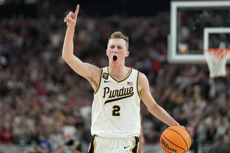 Fletcher Loyer, base de Purdue, celebra en el partido del Final Four ante NC State, el sábado 6 de abril de 2024, en Glendale, Arizona (AP Foto/Brynn Anderson )