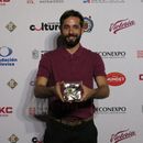 El director Pablo Pérez Lombardini de la película La reserva posa con el premio a mejor dirección en la ceremonia de premiación de la 23ª edición del Festival de Cine de Morelia, en Morelia, México, el viernes 17 de octubre de 2025. (Foto AP/Berenice Bautista)